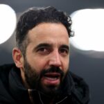 Lucas Paquetá, do West Ham United, recebe cartão vermelho durante a partida da Premier League entre West Ham United e Liverpool, no Estádio de Londres, em 30 de novembro de 2025