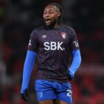 Antoine Semenyo segurando a bola em Old Trafford