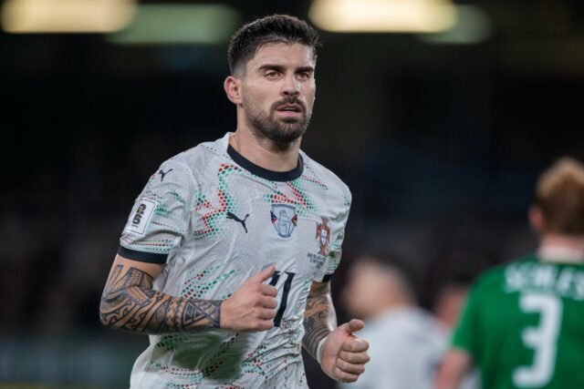 Ruben Neves aponta de cabeça em comemoração ao Al-Hilal.