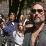 Russell Brand acusado de novas acusações de estupro e agressão sexual no Reino Unido