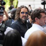 Russell Brand é visto chegando ao Tribunal de Magistrados de Westminster, em Londres, em 2 de maio de 2025