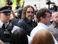 Russell Brand brinca sobre o próximo processo judicial enquanto ataca a proposta do governo de cancelar os julgamentos com júri horas depois de ter sido acusado de duas novas acusações de estupro e agressão sexual Russell Brand é visto chegando ao Tribunal de Magistrados de Westminster, em Londres, em 2 de maio de 2025