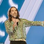 Russell Brand criticou na quinta-feira o relacionamento da ex-esposa Katy Perry com Justin Trudeau durante um encontro do Turning Point USA em Phoenix