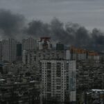 Funcionários municipais e bombeiros trabalham no local de um prédio de apartamentos atingido durante ataques de mísseis e drones russos, em meio ao ataque da Rússia à Ucrânia em Kiev, Ucrânia, em 27 de dezembro de 2025. REUTERS/Valentyn Ogirenko