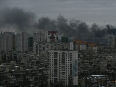 Rússia martela capital da Ucrânia antes da reunião Trump-Zelenskyy Funcionários municipais e bombeiros trabalham no local de um prédio de apartamentos atingido durante ataques de mísseis e drones russos, em meio ao ataque da Rússia à Ucrânia em Kiev, Ucrânia, em 27 de dezembro de 2025. REUTERS/Valentyn Ogirenko
