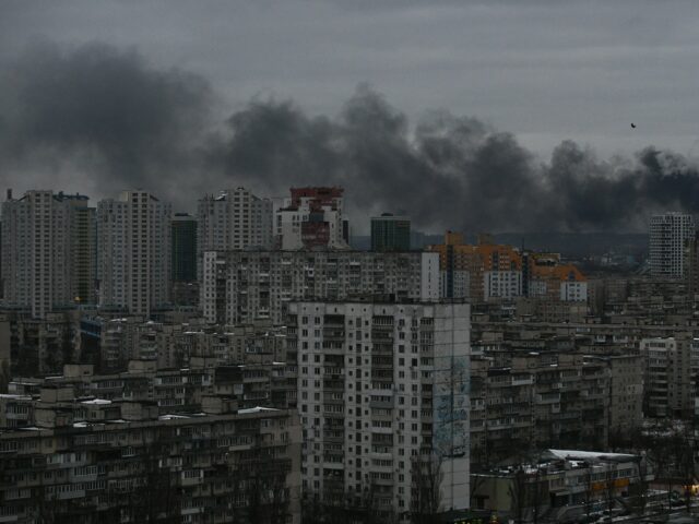 Funcionários municipais e bombeiros trabalham no local de um prédio de apartamentos atingido durante ataques de mísseis e drones russos, em meio ao ataque da Rússia à Ucrânia em Kiev, Ucrânia, em 27 de dezembro de 2025. REUTERS/Valentyn Ogirenko