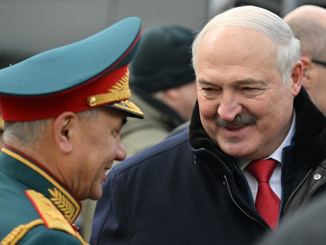 O presidente russo, Vladimir Putin, e o presidente da Bielorrússia, Alexander Lukashenko, participam de uma cerimônia de colocação de coroas de flores na Chama Eterna no Salão da Glória Militar no complexo Memorial Mamayev Kurgan da Segunda Guerra Mundial (Segunda Guerra Mundial), na cidade de Volgogrado, no sul da Rússia, em 29 de abril de 2025, como parte dos eventos comemorativos do próximo 80º aniversário da vitória da União Soviética sobre a Alemanha nazista durante a Segunda Guerra Mundial, que será comemorado em 9 de maio. NEMENOV/AFP)