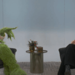 'SNL' parodia atores da variedade em série de atores com edição de personagens de férias, apresentando The Grinch, Scrooge e Rudolph