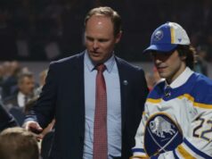 Sabres demitem o GM Kevyn Adams enquanto a seca nos playoffs paira sobre a franquia O gerente geral Kevyn Adams do Buffalo Sabres (L) apresenta Matthew Savoie ao pessoal da equipe em sua mesa de recrutamento