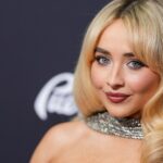 Sabrina Carpenter diz aos especialistas da indústria 'Escreva a música que você deseja ouvir' ao receber a homenagem de Hitmaker do Ano da Variety