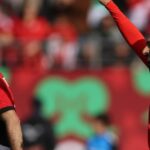 O atacante nº 10 do Egito, Mohamed Salah, chuta de pênalti para marcar o primeiro gol do time durante a partida de futebol do Grupo B da Copa das Nações Africanas (CAN).