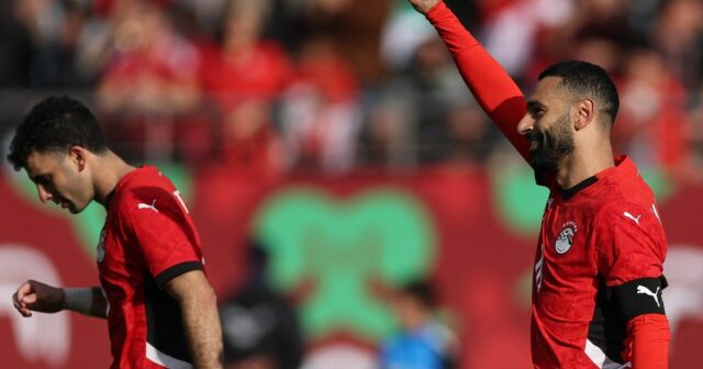 Salah sela a qualificação do Egito com vitória sobre a O atacante nº 10 do Egito, Mohamed Salah, chuta de pênalti para marcar o primeiro gol do time durante a partida de futebol do Grupo B da Copa das Nações Africanas (CAN).