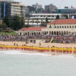 Salva-vidas fazem vigília silenciosa em Bondi Beach para homenagear vítimas de ataque terrorista