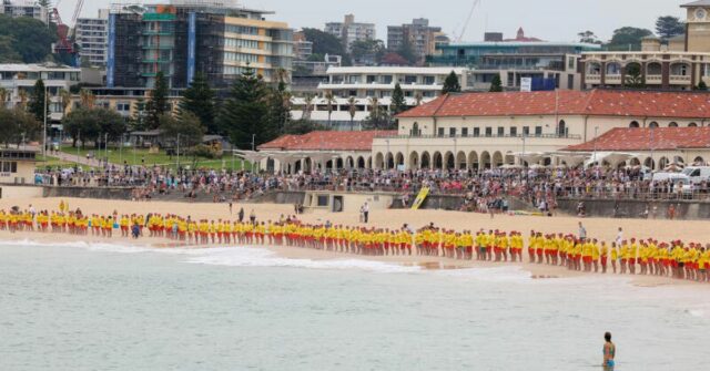Salva-vidas fazem vigília silenciosa em Bondi Beach para homenagear vítimas de ataque terrorista
