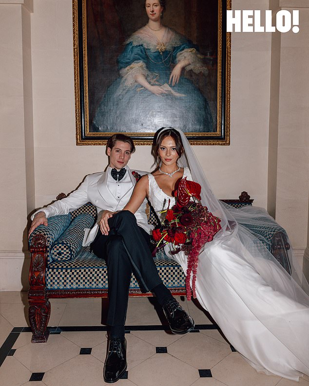 Sam Vanderpump do Made In Chelsea e sua nova esposa Sam Vanderpump e sua esposa grávida Alice Yaxley abriram seu álbum de casamento pela primeira vez depois de se casarem em uma cerimônia íntima no cartório de Chelsea este mês.