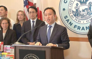 São Francisco abre processo histórico contra empresas por alimentos ultraprocessados KGO - FOTO: O procurador municipal David Chiu fala em entrevista coletiva em 2 de dezembro de 2025, em São Francisco.