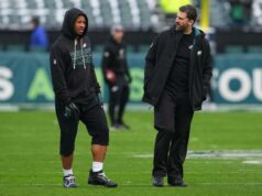 Saquon Barkley admite que desprezava Nick Sirianni: ‘Eu não suportava aquele filho da puta’ O técnico Nick Sirianni do Philadelphia Eagles fala com Saquon Barkley #26 durante o aquecimento antes do jogo contra o Las Vegas Raiders no Lincoln Financial Field em 14 de dezembro de 2025 na Filadélfia, Pensilvânia.