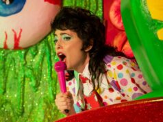 Sarah Sherman em seu nojento especial da HBO, abrindo para Adam Sandler e essas próteses nuas: ‘Não … esses não são meus genitais’ Sarah Sherman em seu nojento especial da HBO, abrindo para Adam Sandler e essas próteses nuas: 'Não ... esses não são meus genitais'