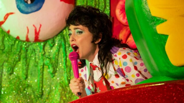 Sarah Sherman em seu nojento especial da HBO, abrindo para Sarah Sherman em seu nojento especial da HBO, abrindo para Adam Sandler e essas próteses nuas: 'Não ... esses não são meus genitais'