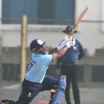 Sarfaraz Khan acerta 15 bolas 50 menos de uma hora antes do leilão IPL em Abu Dhabi