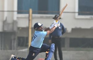 Sarfaraz Khan acerta 15 bolas 50 menos de uma hora antes do leilão IPL em Abu Dhabi Sarfaraz Khan acerta 15 bolas 50 menos de uma hora antes do leilão IPL em Abu Dhabi