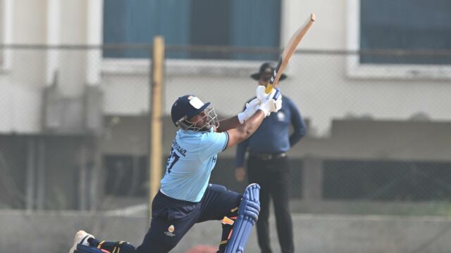 Sarfaraz Khan acerta 15 bolas 50 menos de uma hora Sarfaraz Khan acerta 15 bolas 50 menos de uma hora antes do leilão IPL em Abu Dhabi