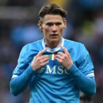 Imagem dividida de Marcus Rashford com jaqueta do Barcelona olhando para o lado e Harry Amass com uniforme do Sheffield Wednesday olhando para o lado.