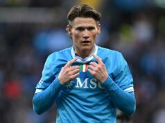 Scott McTominay discorda da teoria sobre a saída de jogadores do Man Utd e faz afirmação confiante Imagem dividida de Marcus Rashford com jaqueta do Barcelona olhando para o lado e Harry Amass com uniforme do Sheffield Wednesday olhando para o lado.