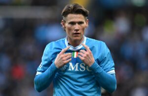 Scott McTominay discorda da teoria sobre a saída de jogadores do Man Utd e faz afirmação confiante Imagem dividida de Marcus Rashford com jaqueta do Barcelona olhando para o lado e Harry Amass com uniforme do Sheffield Wednesday olhando para o lado.