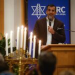 Beth Silbergeld Diretora da Branham High School fala durante uma reunião contra o ódio, em resposta a um grupo de estudantes da Branham High School que se organizaram na forma de uma suástica, na Congregação Shir Hadash em Los Gatos, Califórnia, no sábado, 20 de dezembro de 2025. (Shae Hammond/Bay Area News Group)