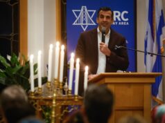 ‘Se não os ensinarmos, outros o farão’: Líderes locais apoiam a comunidade judaica para denunciar a foto da ‘suástica humana’ Beth Silbergeld Diretora da Branham High School fala durante uma reunião contra o ódio, em resposta a um grupo de estudantes da Branham High School que se organizaram na forma de uma suástica, na Congregação Shir Hadash em Los Gatos, Califórnia, no sábado, 20 de dezembro de 2025. (Shae Hammond/Bay Area News Group)