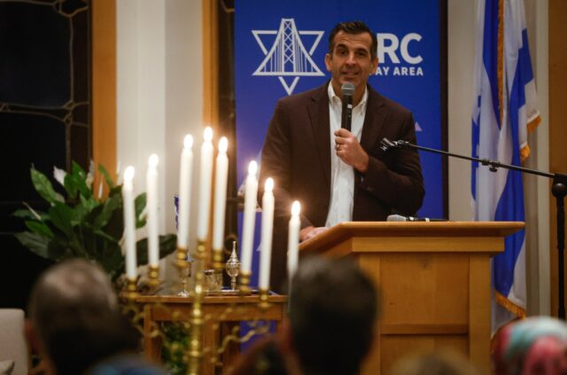 Beth Silbergeld Diretora da Branham High School fala durante uma reunião contra o ódio, em resposta a um grupo de estudantes da Branham High School que se organizaram na forma de uma suástica, na Congregação Shir Hadash em Los Gatos, Califórnia, no sábado, 20 de dezembro de 2025. (Shae Hammond/Bay Area News Group)
