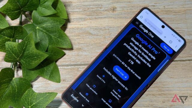 Logotipo do Google AI Pro cercado por visualizações de recursos flutuantes, em um fundo gradiente azul-petróleo.