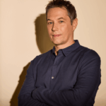 Sean Baker diz que os cineastas 'têm que colocar o pé no chão' após o acordo Netflix-Warner Bros., não vão 'ir atrás do estúdio de US $ 150 milhões' após 'Anora'