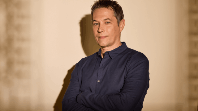 Sean Baker diz que os cineastas 'têm que colocar o Sean Baker diz que os cineastas 'têm que colocar o pé no chão' após o acordo Netflix-Warner Bros., não vão 'ir atrás do estúdio de US $ 150 milhões' após 'Anora'