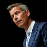 O presidente Donald Trump aperta a mão do secretário de Transportes, Sean Duffy, na sala de briefing de imprensa James Brady na Casa Branca, quinta-feira, 30 de janeiro de 2025, em Washington. (Foto AP/Jacquelyn Martin)