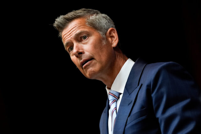 Sean Duffy certa vez defendeu o poder da bolsa do O presidente Donald Trump aperta a mão do secretário de Transportes, Sean Duffy, na sala de briefing de imprensa James Brady na Casa Branca, quinta-feira, 30 de janeiro de 2025, em Washington. (Foto AP/Jacquelyn Martin)