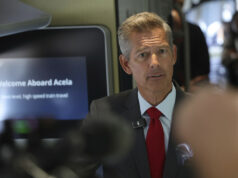 Sean Duffy enfrenta protesto de pijama depois de bancar o policial da moda Sean Duffy enfrenta protesto de pijama depois de bancar o policial da moda