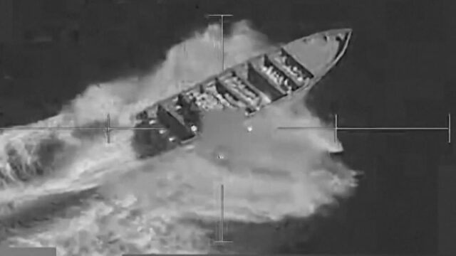 Secretário da Guerra dos EUA enfrenta críticas por suspeita de Secretário da Guerra dos EUA enfrenta críticas por suspeita de ataque com barcos de drogas na Venezuela