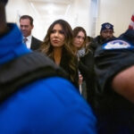 A secretária de Segurança Interna, Kristi Noem, comparece perante o Comitê de Segurança Interna da Câmara no Capitólio, em Washington, quinta-feira, 11 de dezembro de 2025. (AP Photo / Mark Schiefelbein)