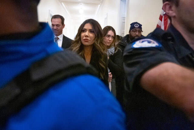 Segurança Interna ajuda doador de Trump a apostar em esquema A secretária de Segurança Interna, Kristi Noem, comparece perante o Comitê de Segurança Interna da Câmara no Capitólio, em Washington, quinta-feira, 11 de dezembro de 2025. (AP Photo / Mark Schiefelbein)