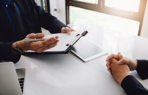 Seguro saúde é o maior motivo pelo qual as pessoas mudam de emprego: pesquisa SWNS