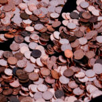 O tesoureiro dos EUA, Brandon Beach, segura um dos últimos centavos pressionados na Casa da Moeda dos EUA na Filadélfia, quarta-feira, 12 de novembro de 2025. (AP Photo/Matt Slocum)