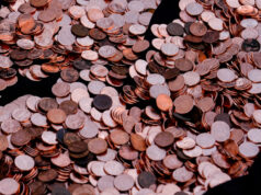 Sem centavos, os varejistas deveriam arredondar para cima ou para baixo? Os estados oferecem seus 2 centavos. O tesoureiro dos EUA, Brandon Beach, segura um dos últimos centavos pressionados na Casa da Moeda dos EUA na Filadélfia, quarta-feira, 12 de novembro de 2025. (AP Photo/Matt Slocum)