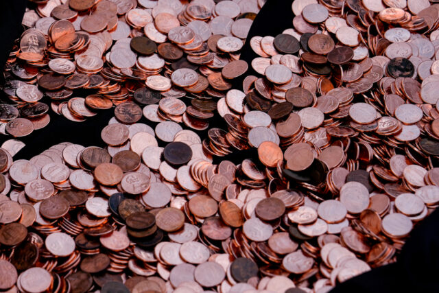 O tesoureiro dos EUA, Brandon Beach, segura um dos últimos centavos pressionados na Casa da Moeda dos EUA na Filadélfia, quarta-feira, 12 de novembro de 2025. (AP Photo/Matt Slocum)