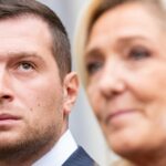 A polícia francesa entra na água em Gravelines para tentar impedir que os migrantes embarquem em pequenos barcos em junho.