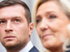 Sem migração em massa: populistas europeus de direita aproveitam as alegações de “decadência” de Trump A polícia francesa entra na água em Gravelines para tentar impedir que os migrantes embarquem em pequenos barcos em junho.