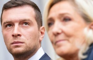 Sem migração em massa: populistas europeus de direita aproveitam as alegações de “decadência” de Trump A polícia francesa entra na água em Gravelines para tentar impedir que os migrantes embarquem em pequenos barcos em junho.