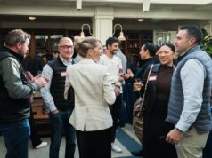 Sem palestras, sem besteiras – por que as melhores palestras sobre tecnologia deste ano aconteceram durante coquetéis no StrictlyVC StrictlyVC Atenas 2025 Primeiro Ministro