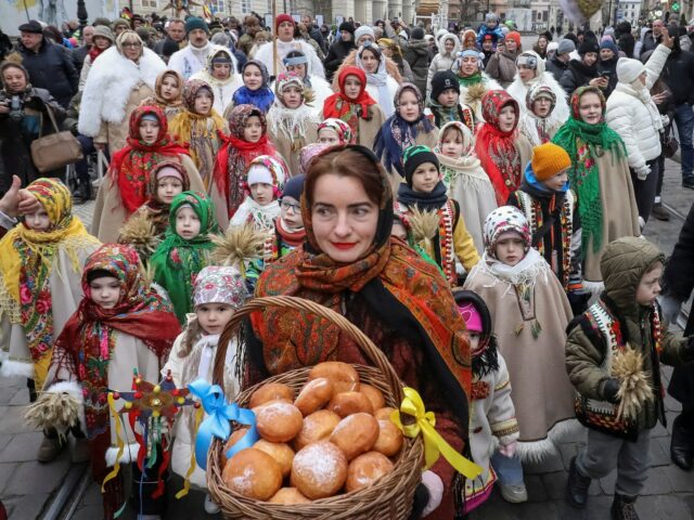 Semana em fotos: Das chuvas em Gaza, agricultores franceses protestam até a votação em Mianmar

